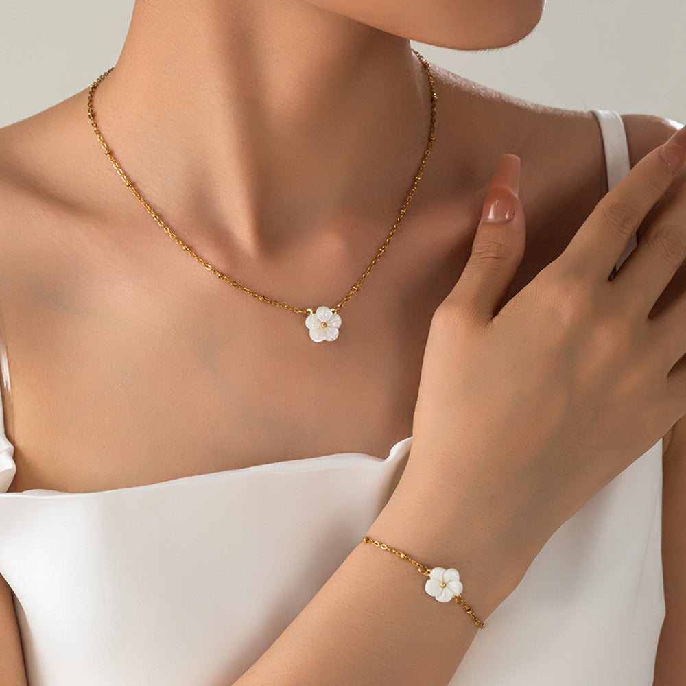 Women's Beautiful Flower Titanium Steel Fashionable High-grade Clavicle Chain Does Not Jewelry Set