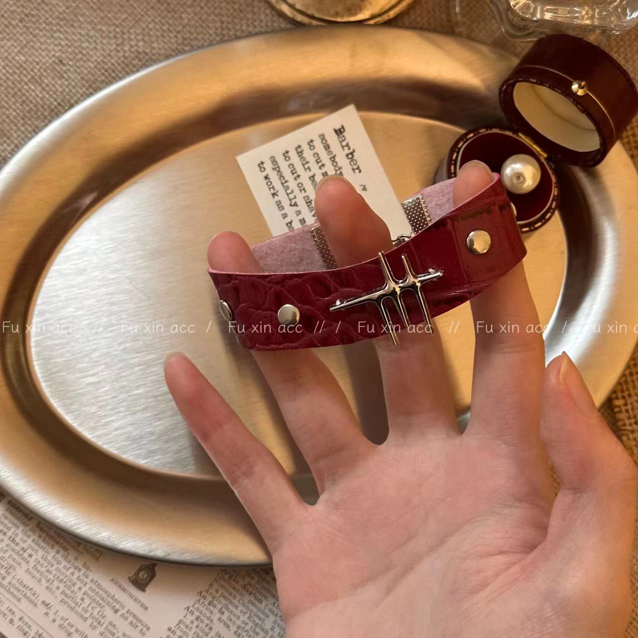 Bracelets en métal irréguliers personnalisés pour femmes rouges