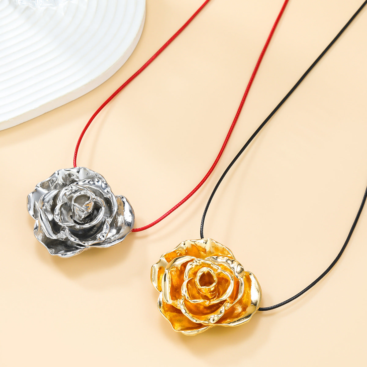 Women's Autumn Flower Retro Elegant Alloy Accessories Necklaces