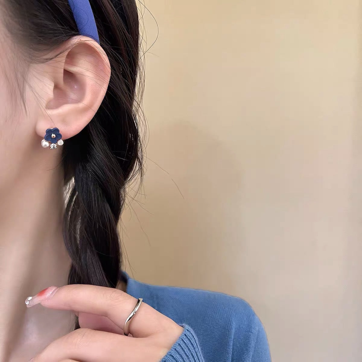 Niche High Sense French Style Design Klein Blue Pearl Flower Stud Earrings