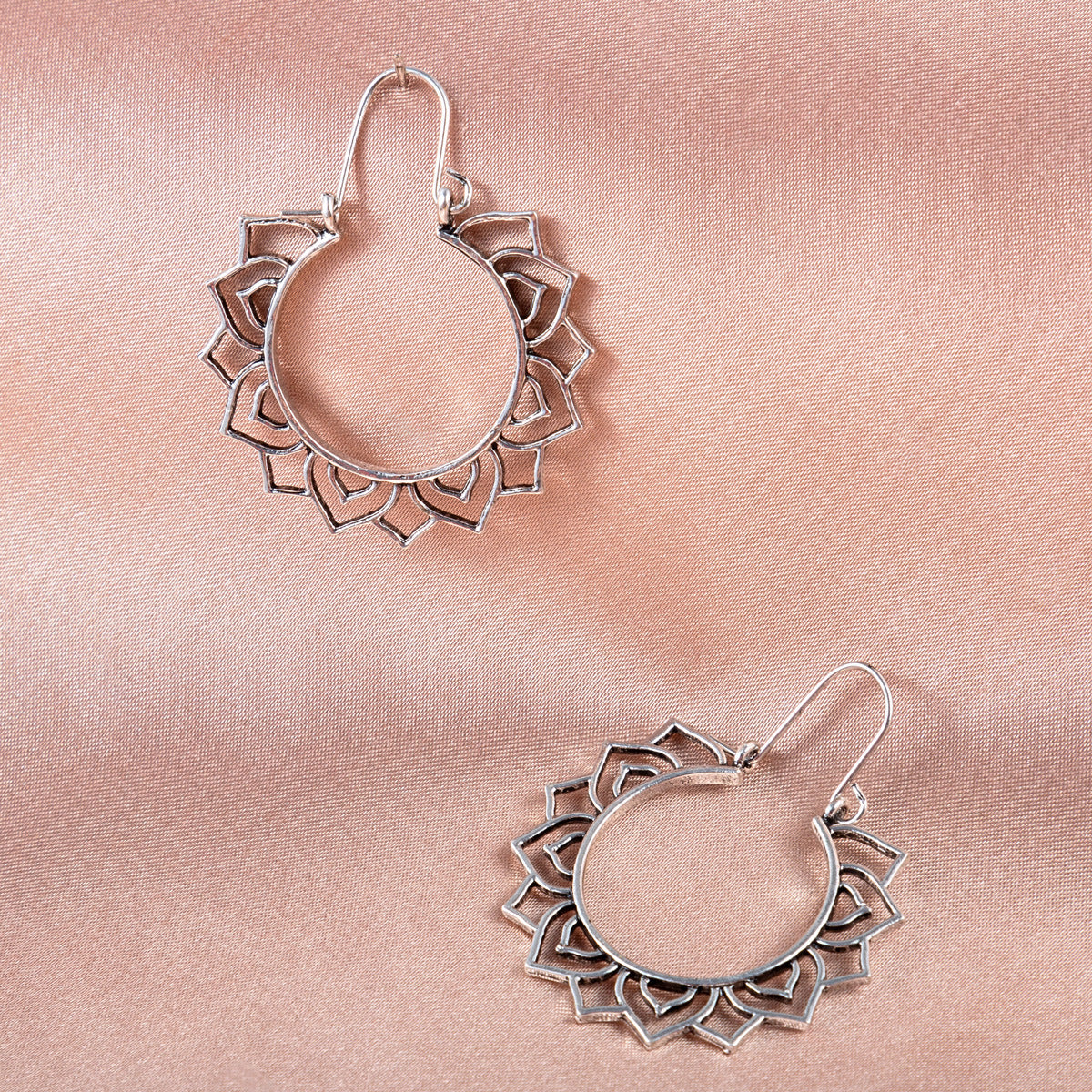 Women's Vintage Hollow Carved For Geometric Scallop Earrings