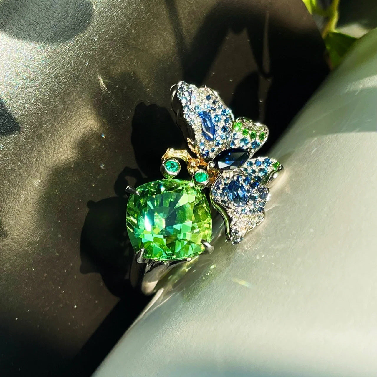 Bagues en saphir royal avec diamants et papillons en tourmaline verte menthe