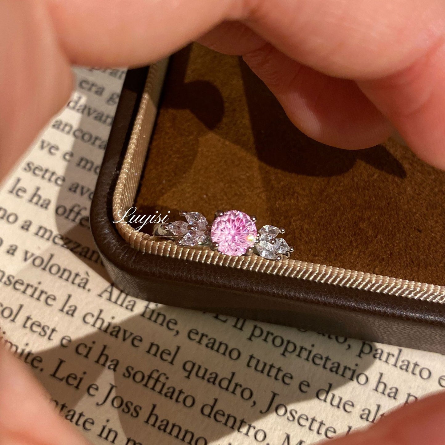 Hot Fireworks Cutting Affordable Luxury Fashion High-grade Court Lace Rose Ring