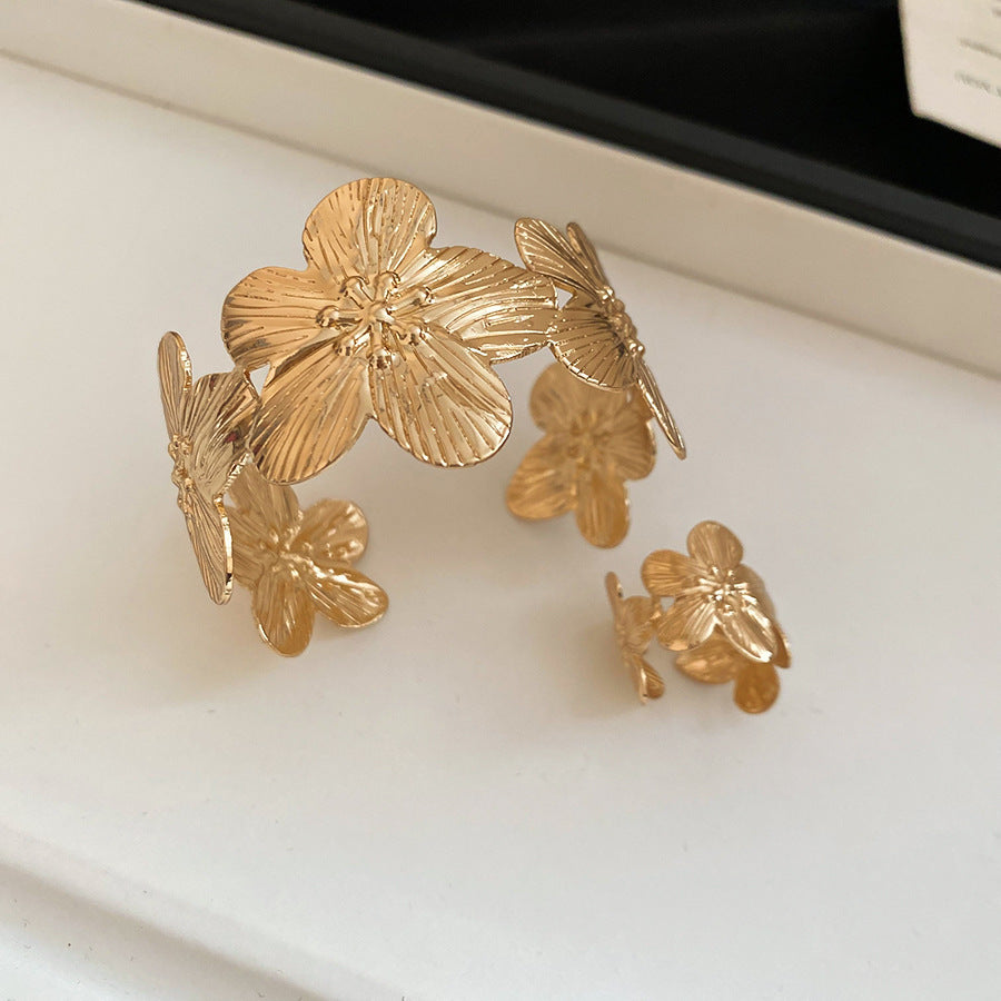 Women's Metal Pleated Flowers Openings Suit Niche Exaggerated Light Luxury Bracelet