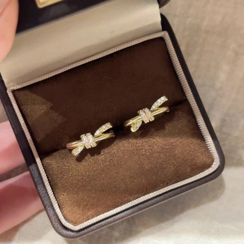 Women's Flash Woven Twisted Bends Hitches High-grade Yellow Gold Stud Earrings