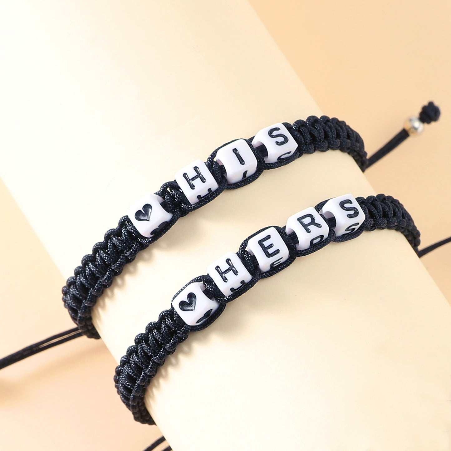 Handgewebte Armbänder mit Buchstaben-Liebes-Flachknoten für Damen