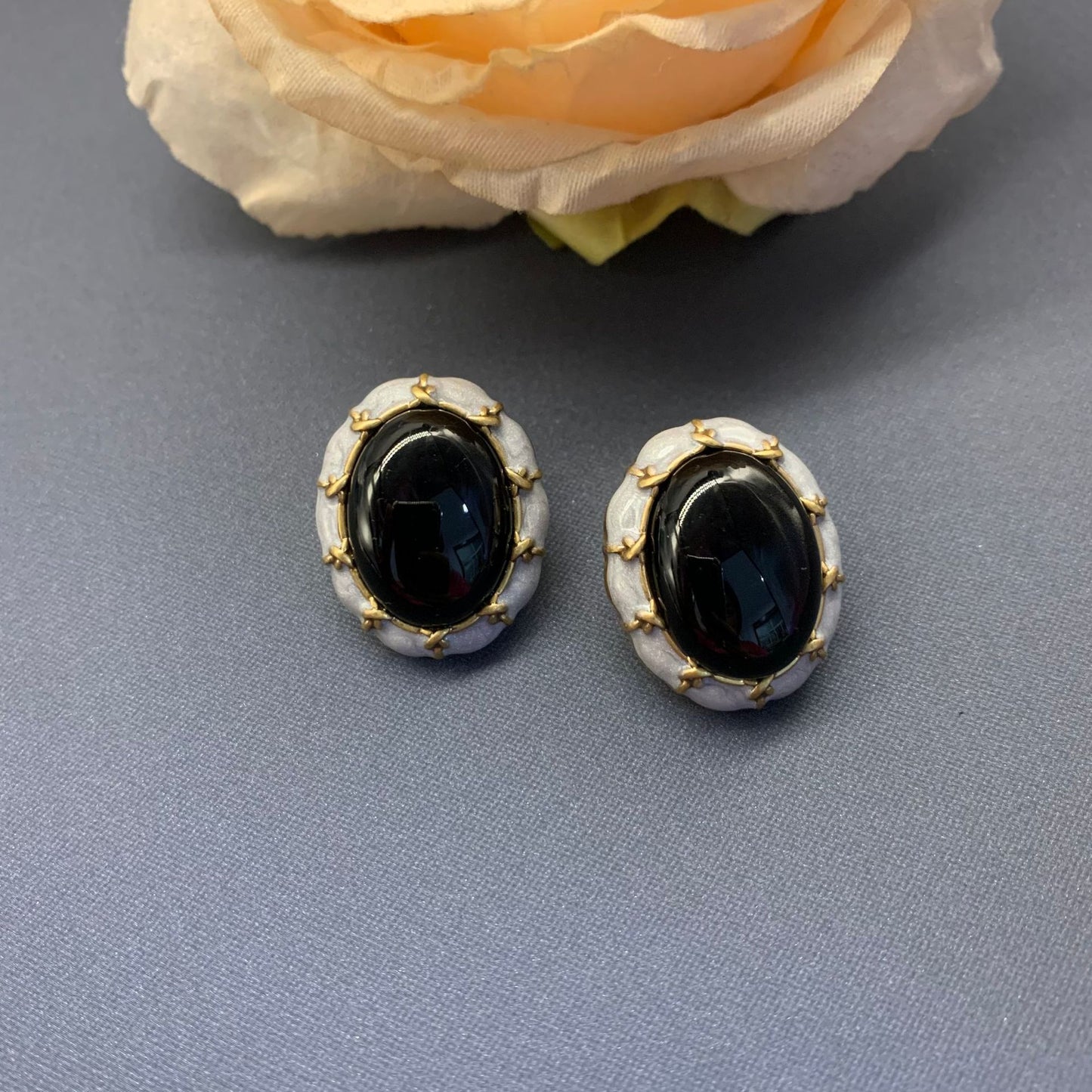 Black Disc And White Contrast Color Minority Fashion Earrings