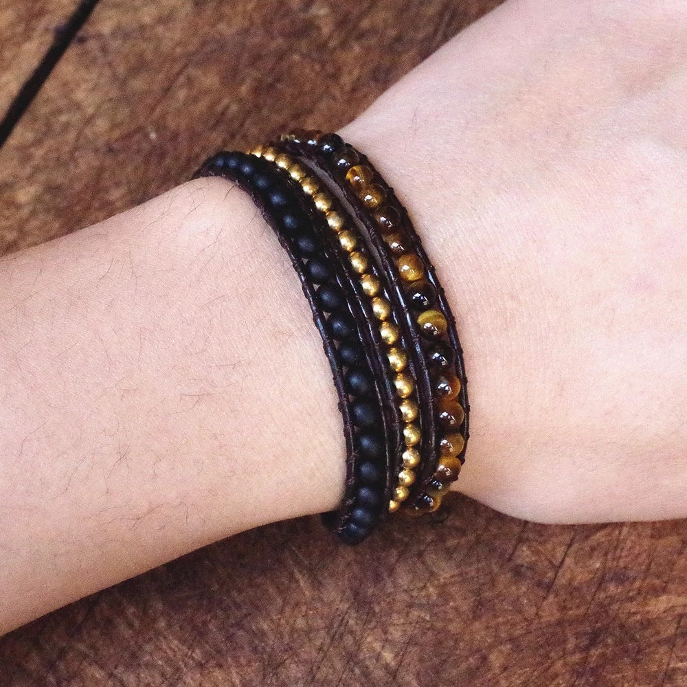 Einfache, mattschwarze Armbänder mit wildem Tigerauge