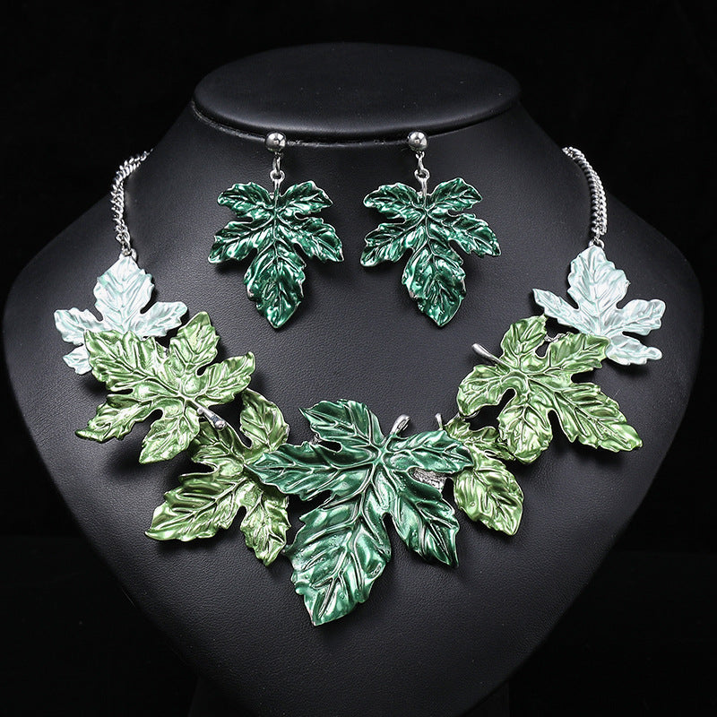 Oil Alloy High Profile Retro Clavicle Necklaces