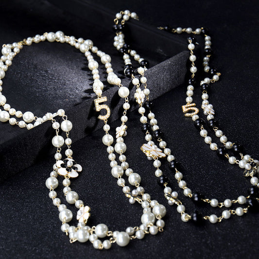 Klassische Perlenketten mit goldenen Zahlen und Schneeflocken