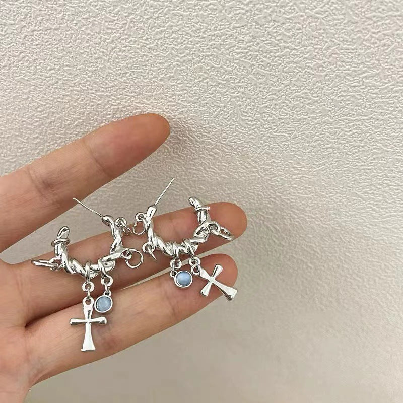 Boucles d'oreilles torsadées avec pendentif croix de style froid personnalisé pour femmes