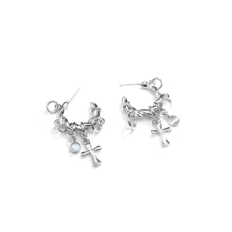 Boucles d'oreilles torsadées avec pendentif croix de style froid personnalisé pour femmes