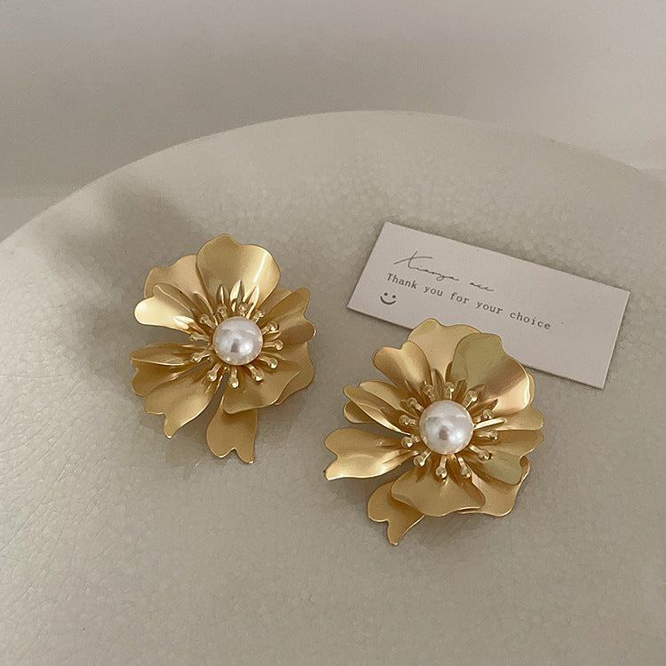 Women's Exaggerated And Personalized Matte Metal Pearl Flower Design Sense Earrings