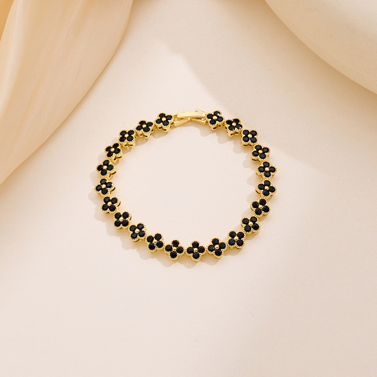 Women's Full Diamond Clover Fashion Design Luxurious Color Bracelet