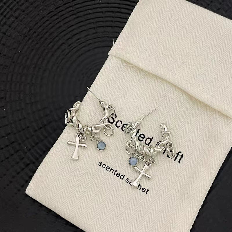 Boucles d'oreilles torsadées avec pendentif croix de style froid personnalisé pour femmes