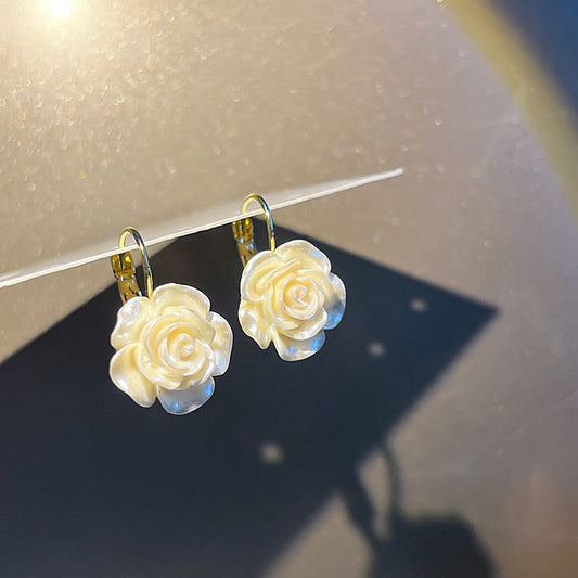 Boucles d'oreilles à clip d'oreille en forme de fleur de rose tridimensionnelle pour femmes