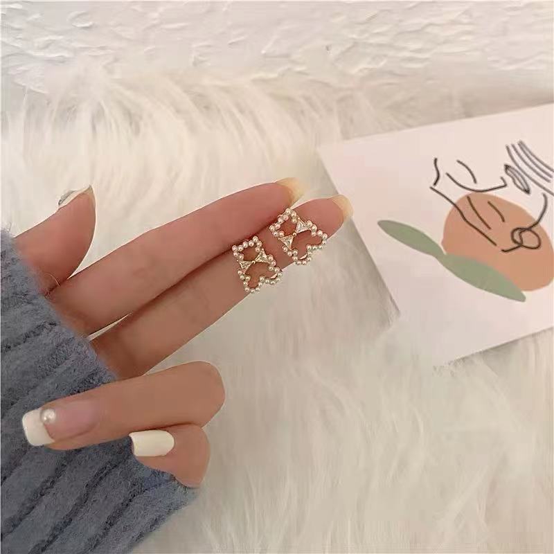 Women's Sier Pearl Fashion Simple Ear Clip Design Style Stud Earrings
