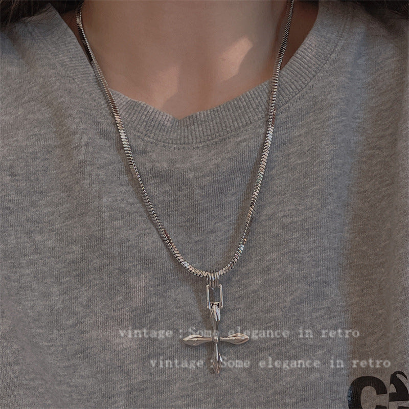 Femmes et hommes et style croix pour la conception de colliers hauts