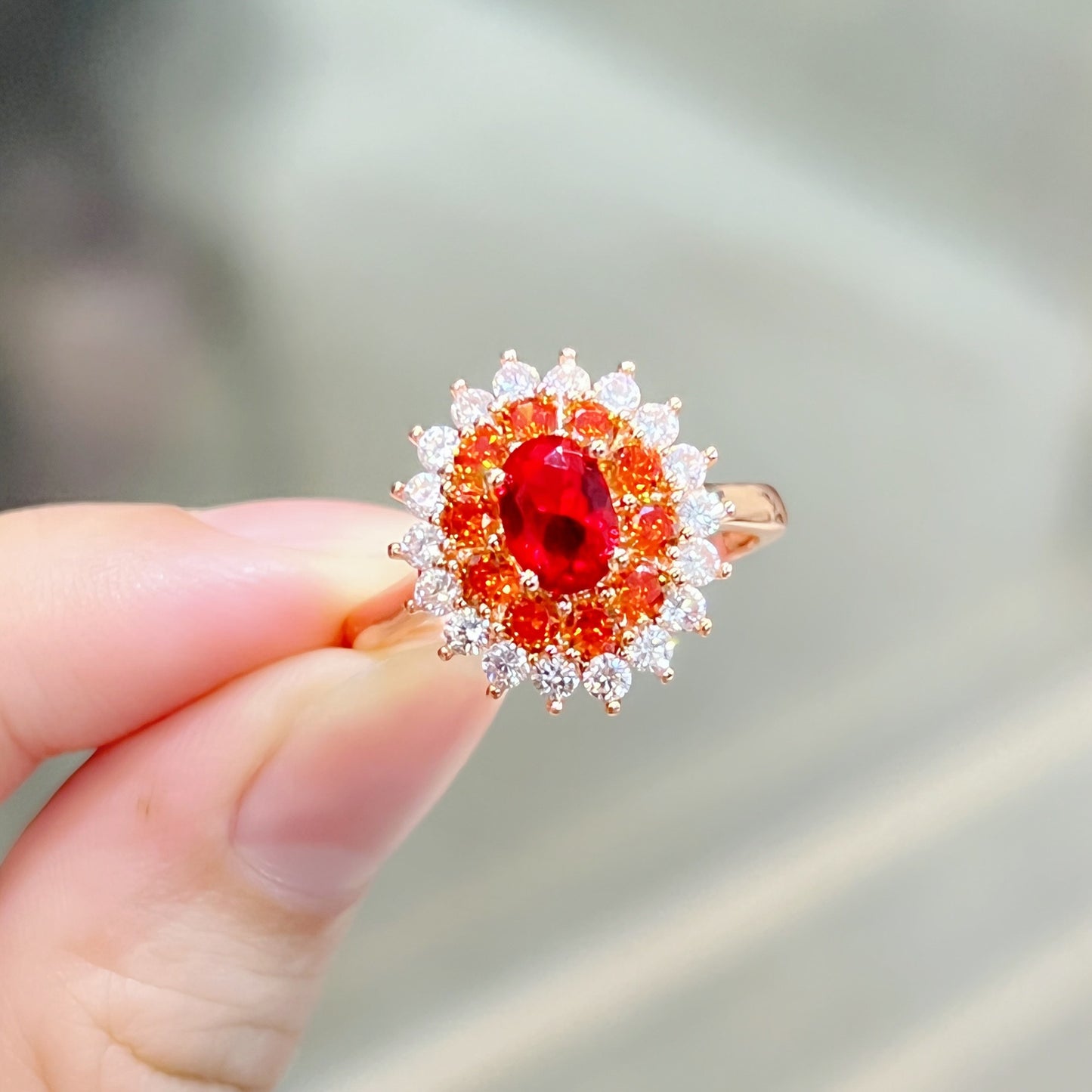 Anneaux de zircon incrustés de tournesol de diamant rouge de bras rond