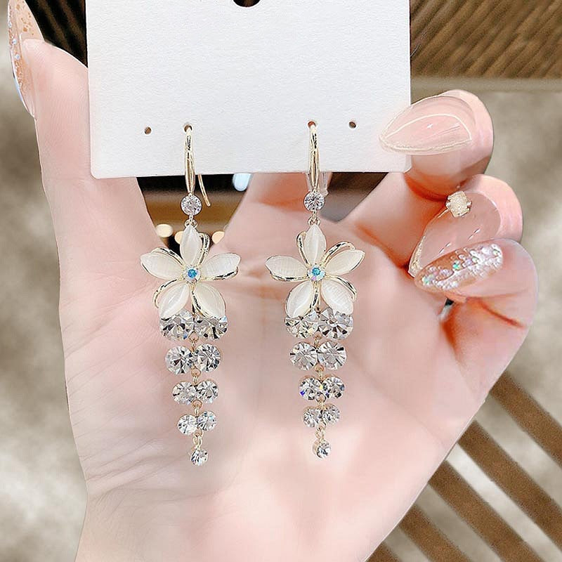 Women's Fashionable Elegant Cat Eye Rhombus Slimming Earrings