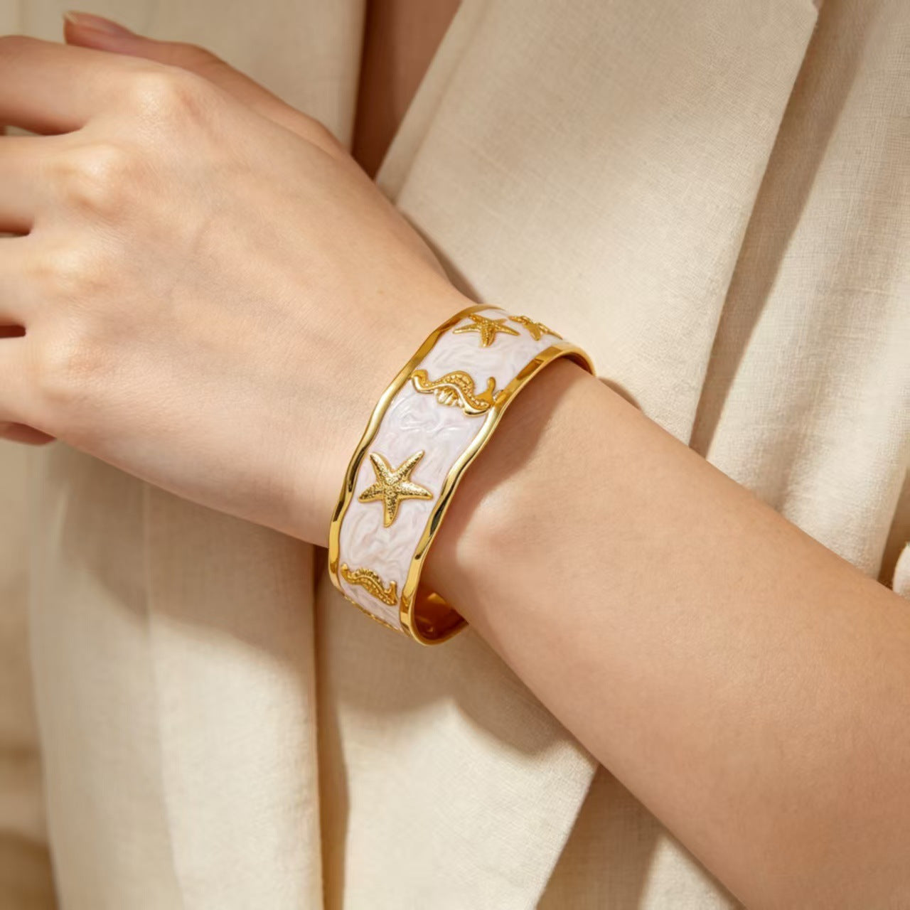French Entry Lux Dripping Starfish Seahorse Golden Edge Bracelet