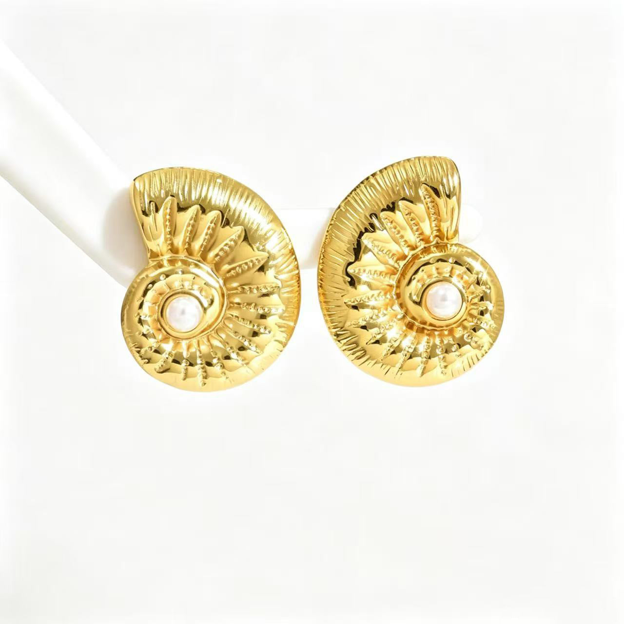 Women's Stainless Steel Light Luxury High-grade Titanium Gold-plated Stud Earrings