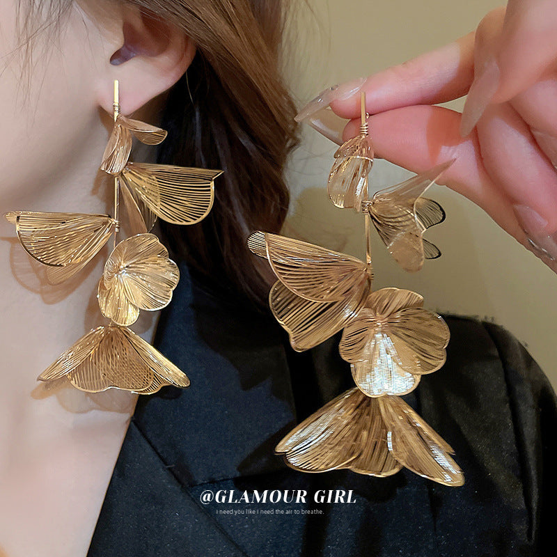 Boucles d'oreilles longues et hautes à pampilles de fleurs en métal exagérées