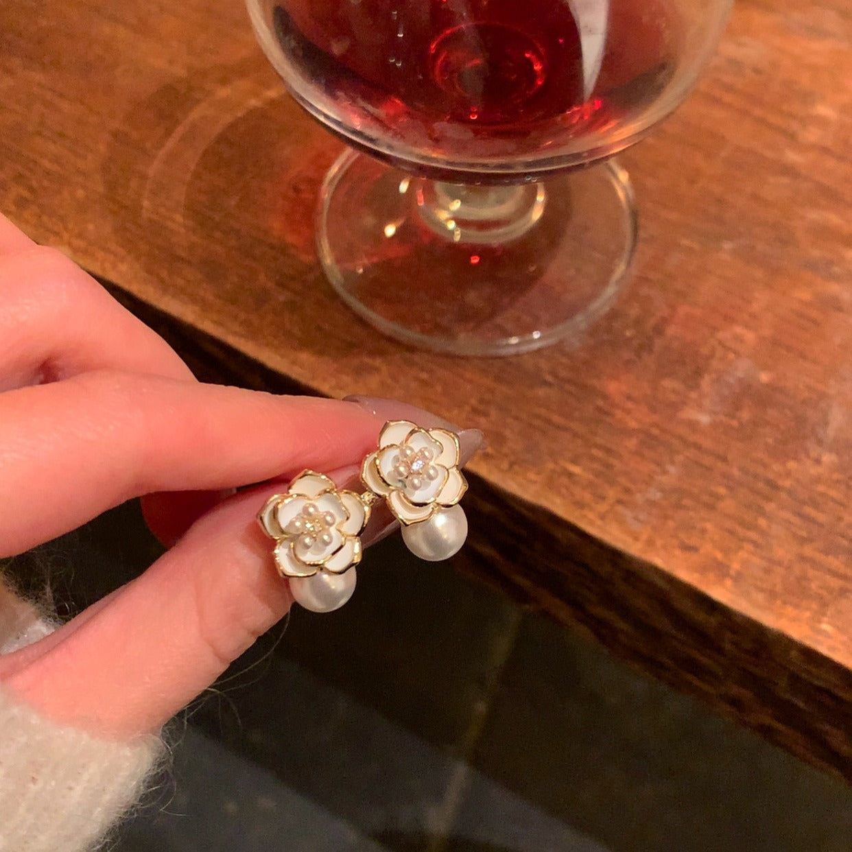 Pearl Camellia High-grade Unique Temperament Classic Ear Clip