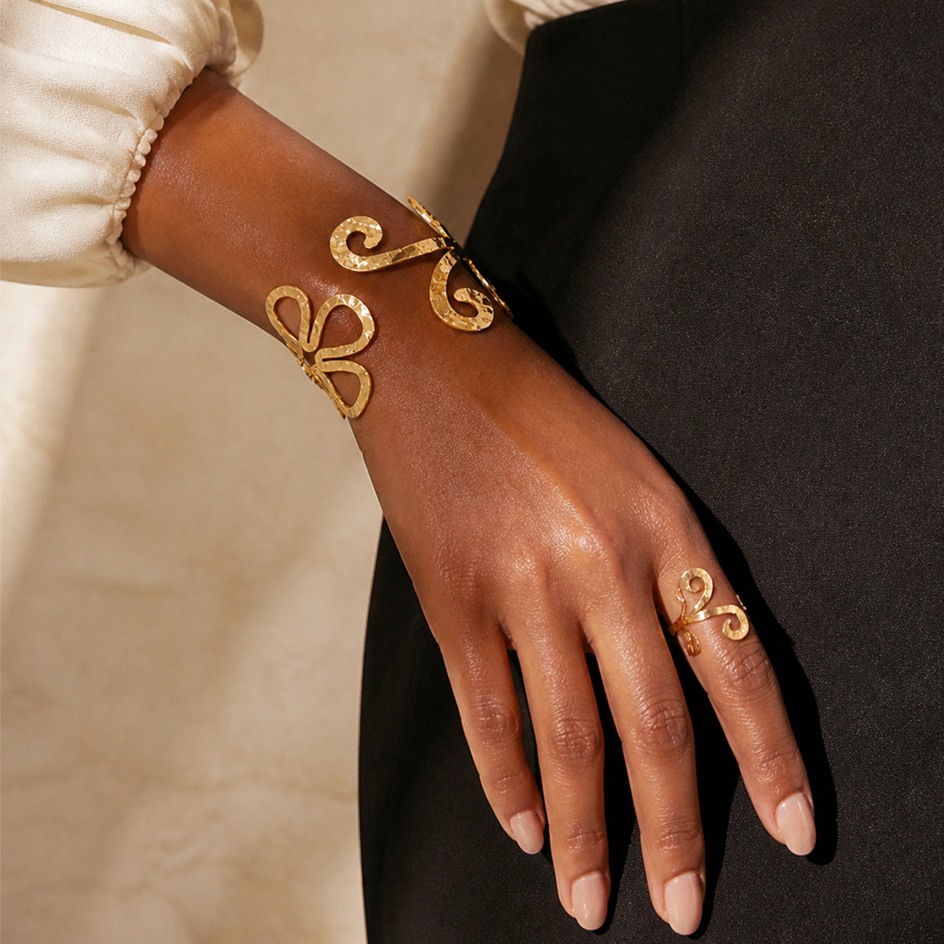 Design Golden Personalized Exaggerated Open Light Bracelet