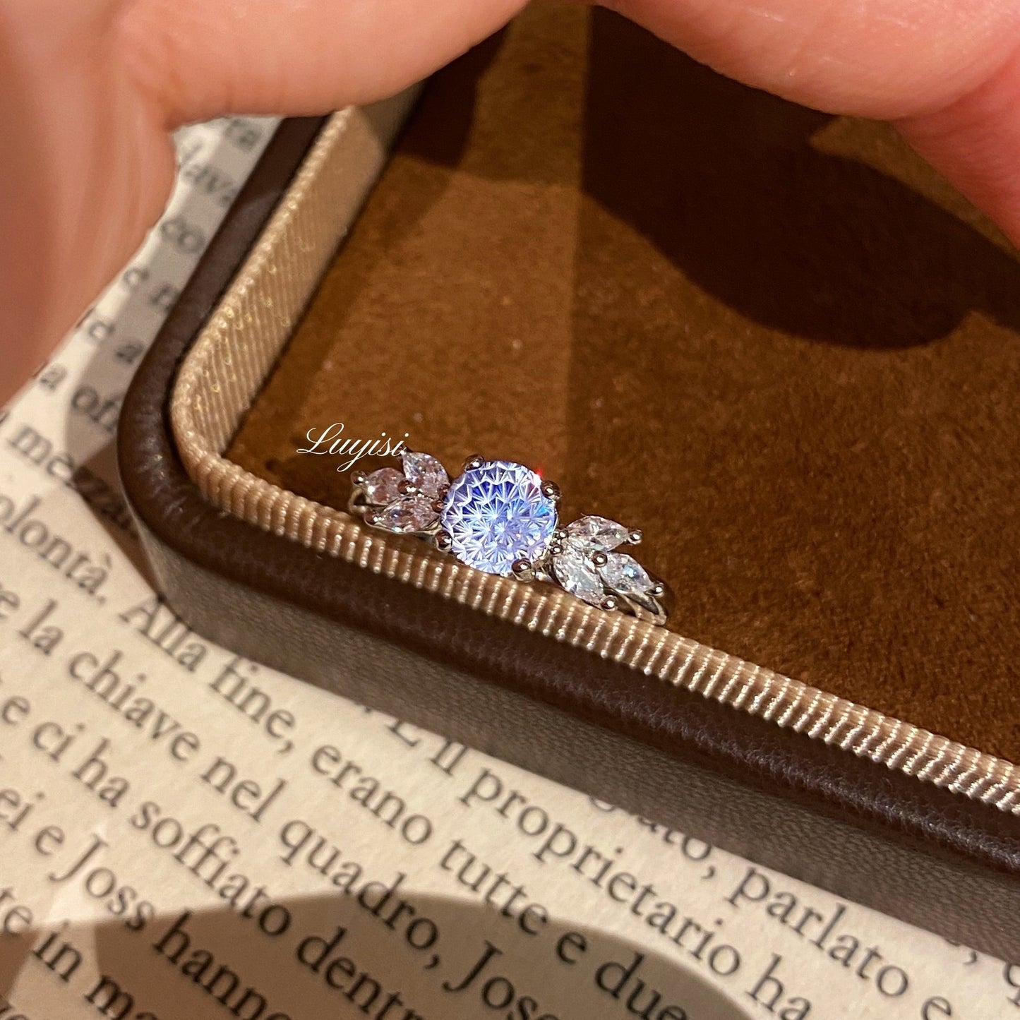 Hot Fireworks Cutting Affordable Luxury Fashion High-grade Court Lace Rose Ring