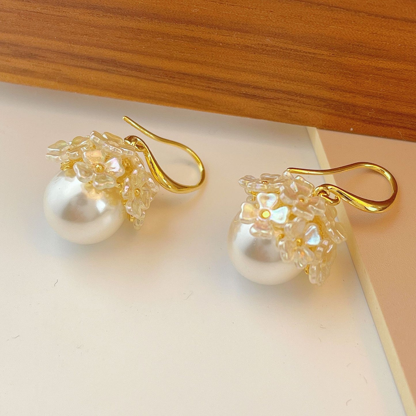 Women's Pearl Ear Hook Elegant Light Luxury Earrings