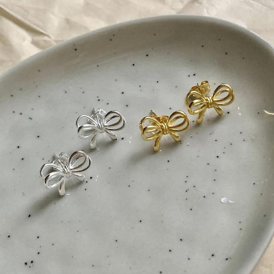 Boucles d'oreilles en métal de haute qualité avec nœud de conception de niche d'aiguille