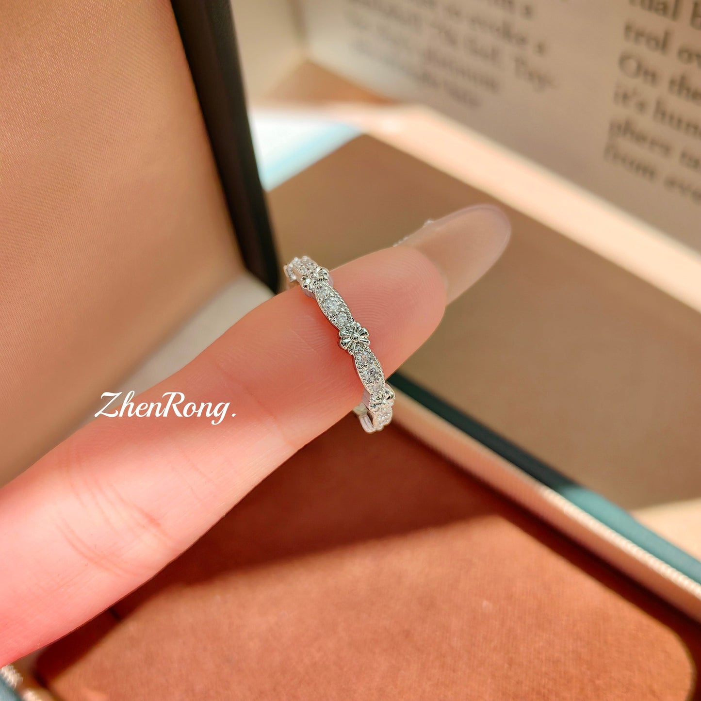 Women's Dazzling Lace Flower-de-luce Exquisite Pinky Stackable Zircon Wide Ring