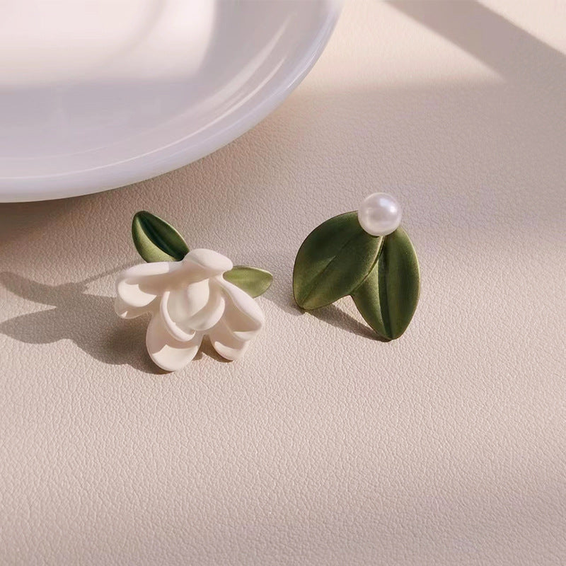 Women's Needle Mori Style Gardenia Asymmetric French Earrings