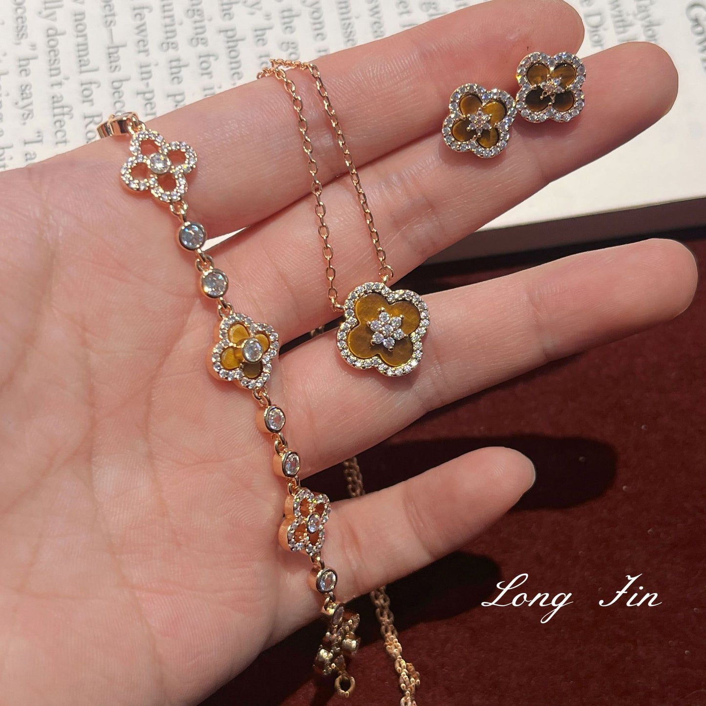 French Retro Tiger Eye White Shell Hollow Zircon Red Four-leaf Bracelets