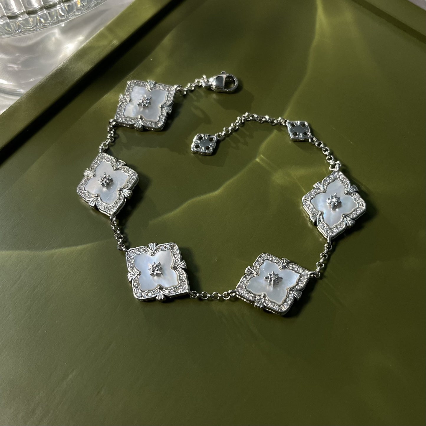Clover Natural White Shell Light Luxury Cold Jewelry Set