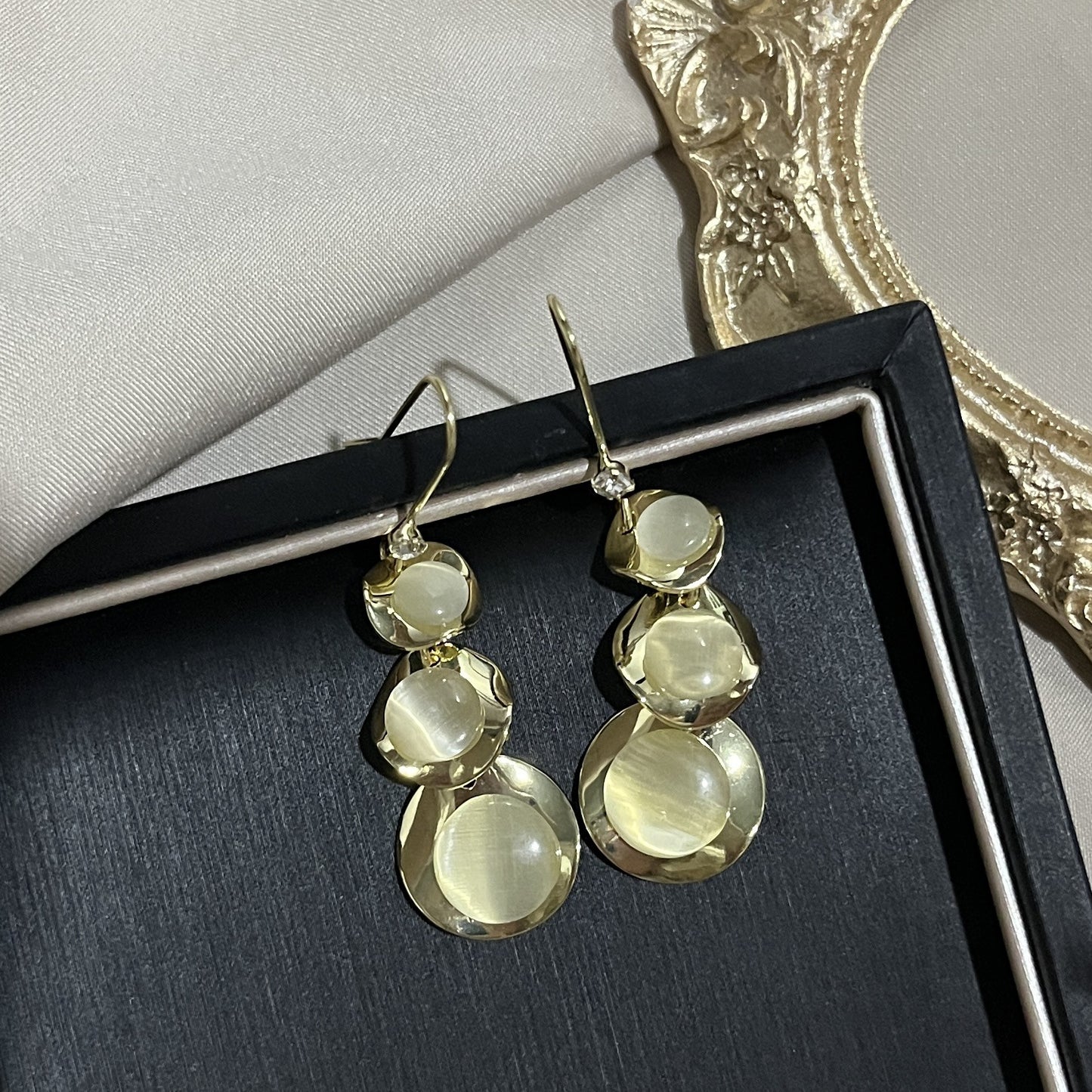 Boucles d'oreilles simples et élégantes en opale française à aiguille