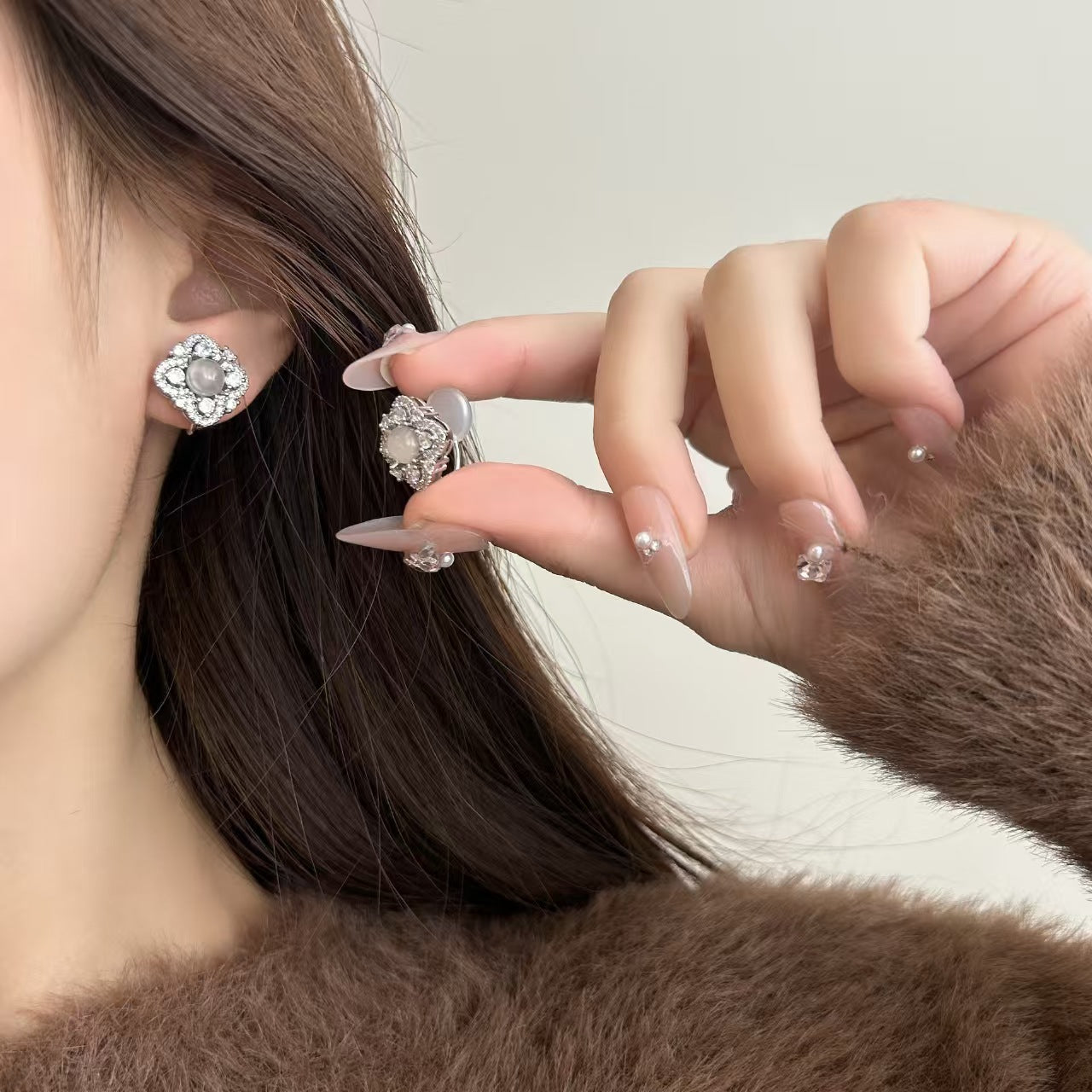 Chalcedony Four-leaf Flower Female Niche Design Fashion Refined Earrings