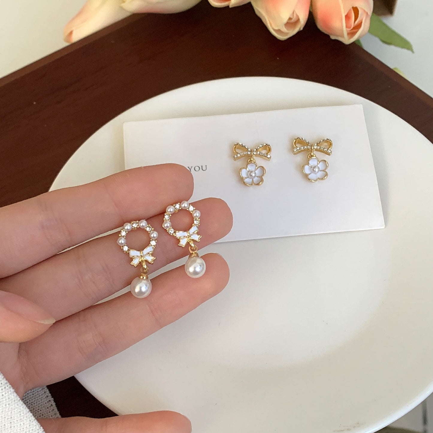 Boucles d'oreilles légères à nœud papillon minimaliste, perles d'aiguille, tendance, intérêt spécial