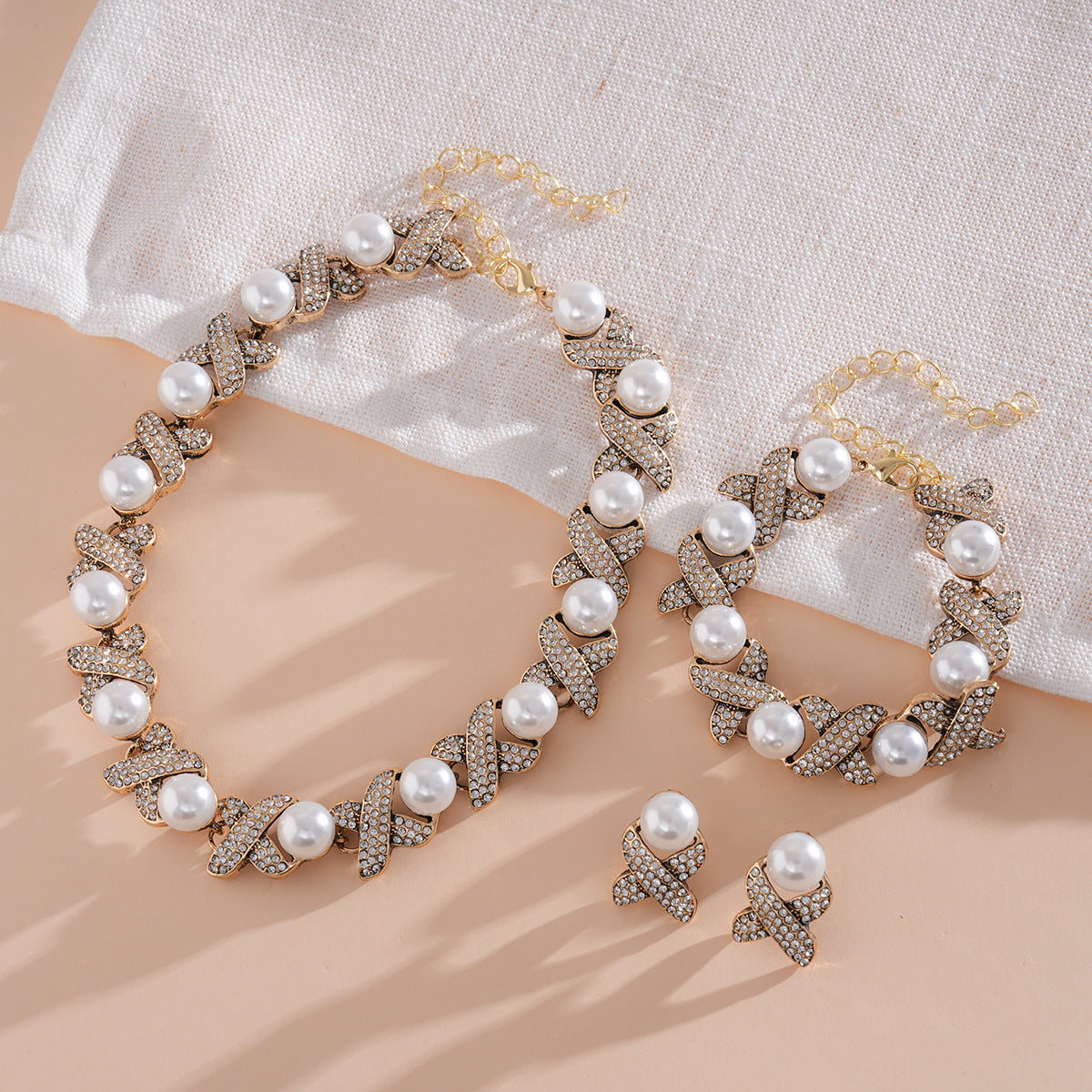 Women's Round Pearl Light Luxury Minority Vintage Clavicle Chain Jewelry Set