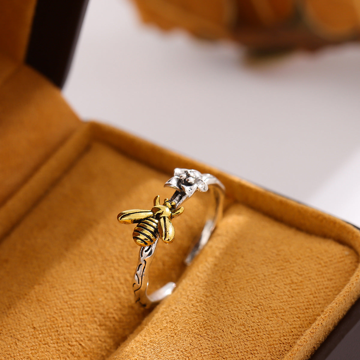 Women's Retro Creative Personalized Bee Flower Plated Two-color Simple Temperament Open Ring