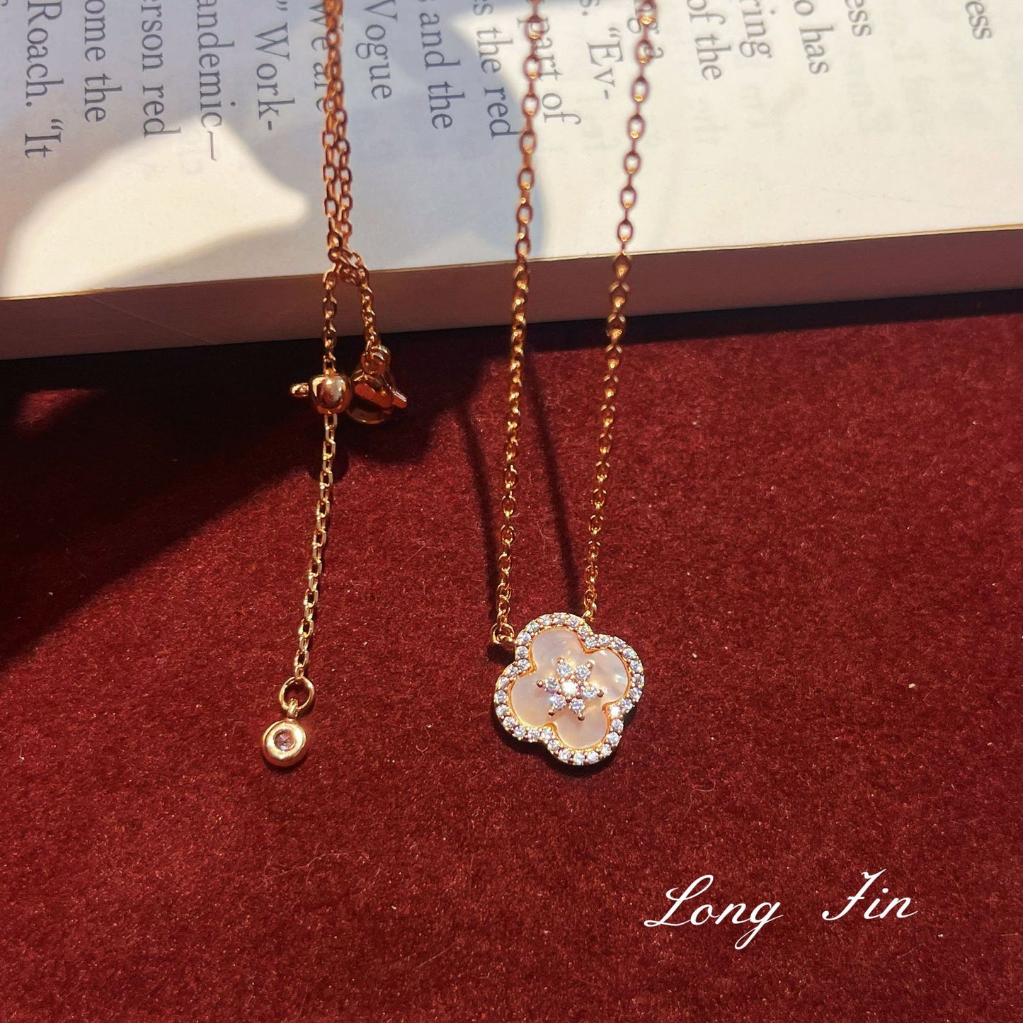French Retro Tiger Eye White Shell Hollow Zircon Red Four-leaf Bracelets
