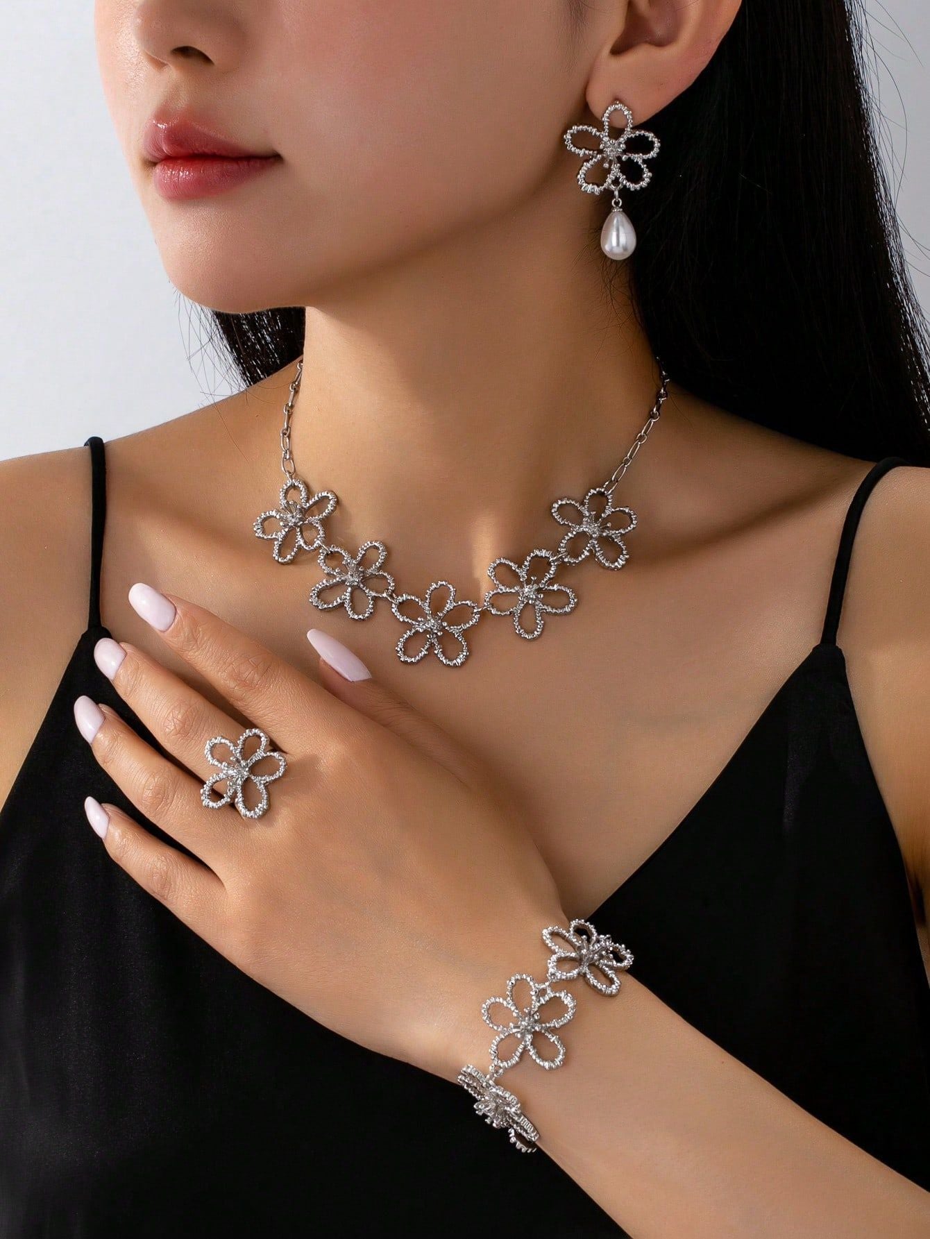 Fashion Metal Hollow Flower Stitching Ear Female Light Luxury Jewelry Set