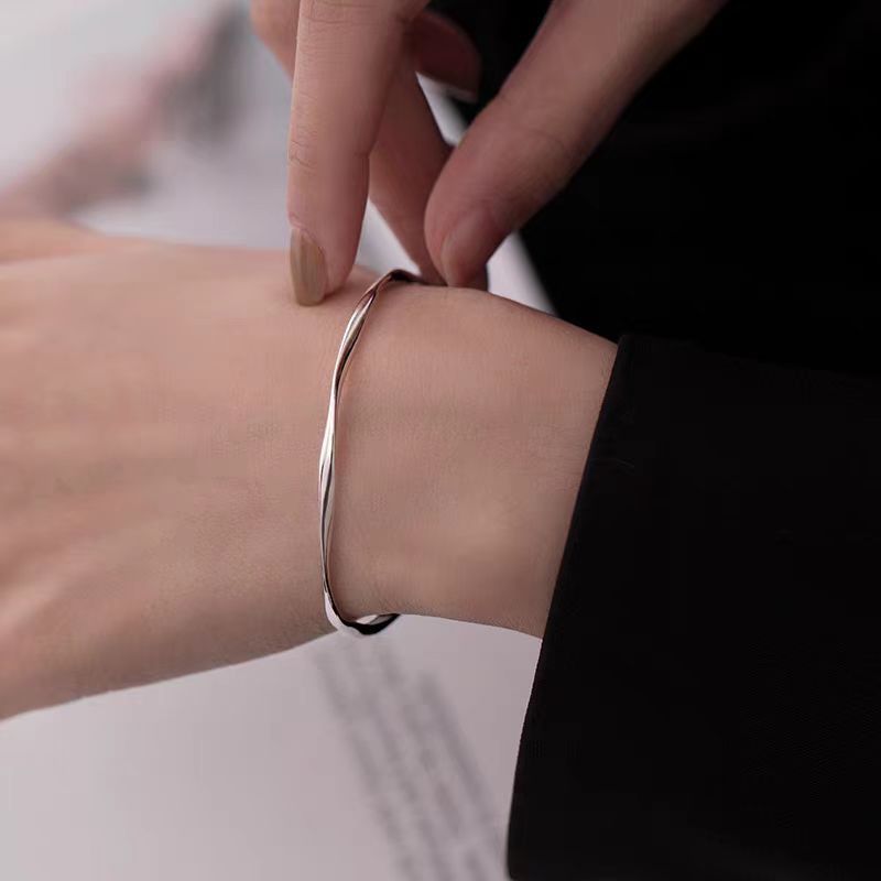 Mobius Strip Light Sier Plated Niche Bracelet