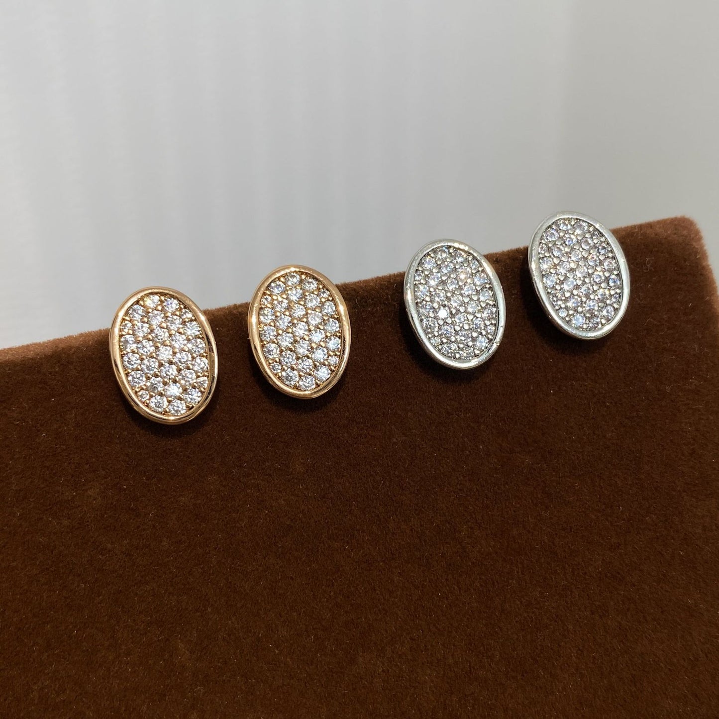 High-grade Micro Inlaid Zircon Exquisite Small Geometric Ellipse Bathtub Light Ear Clip