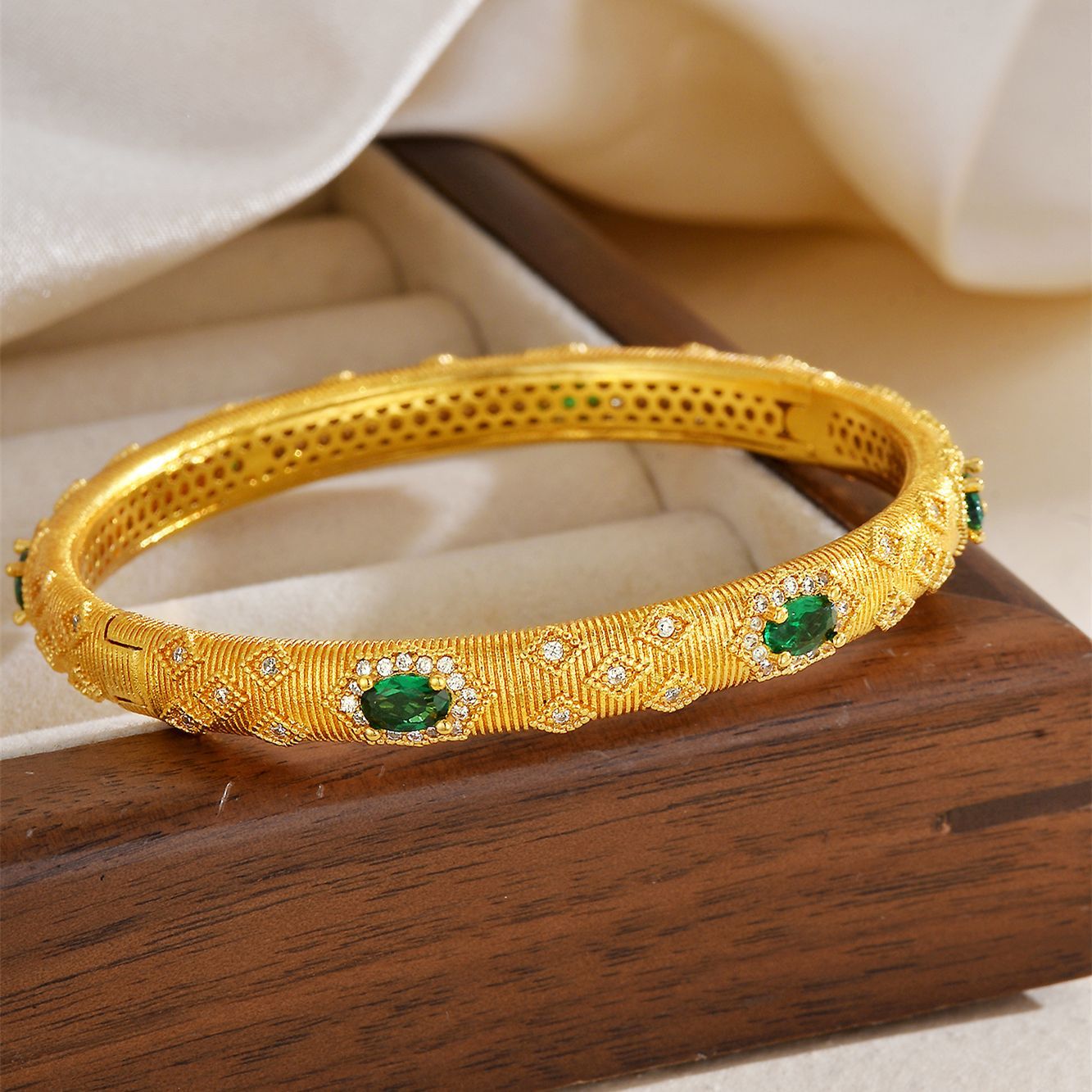 Women's Gold Shop Ancient Style Alluvial Green Buckle Bracelets
