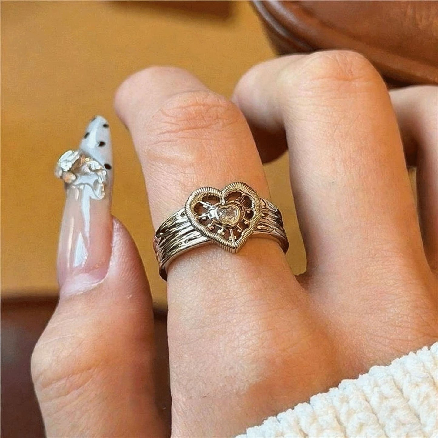 Women's Heart-shaped Lace Index Finger Artistic Temperament Rings