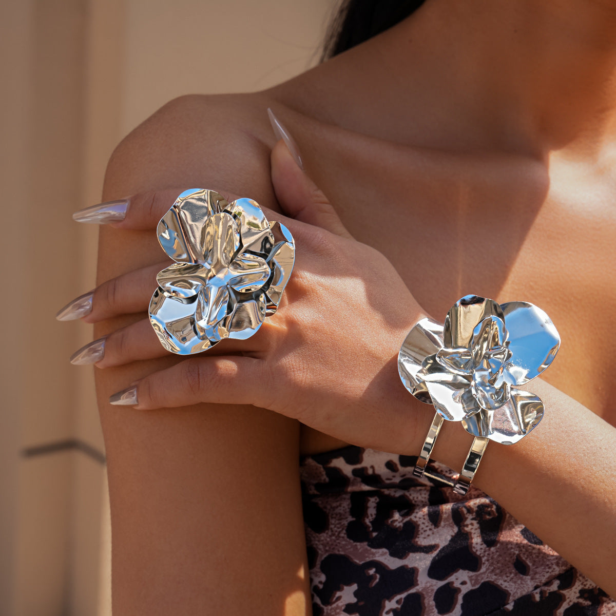 Women's Metal Pleated Flowers Openings Suit Niche Exaggerated Light Luxury Bracelet