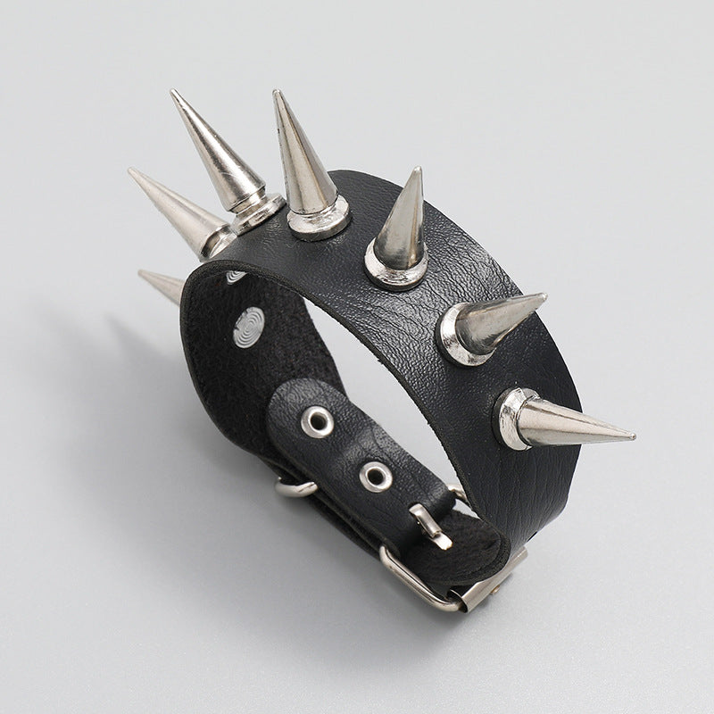 Personalisierte einreihige, spitze Nagel-Lederarmbänder für Herren