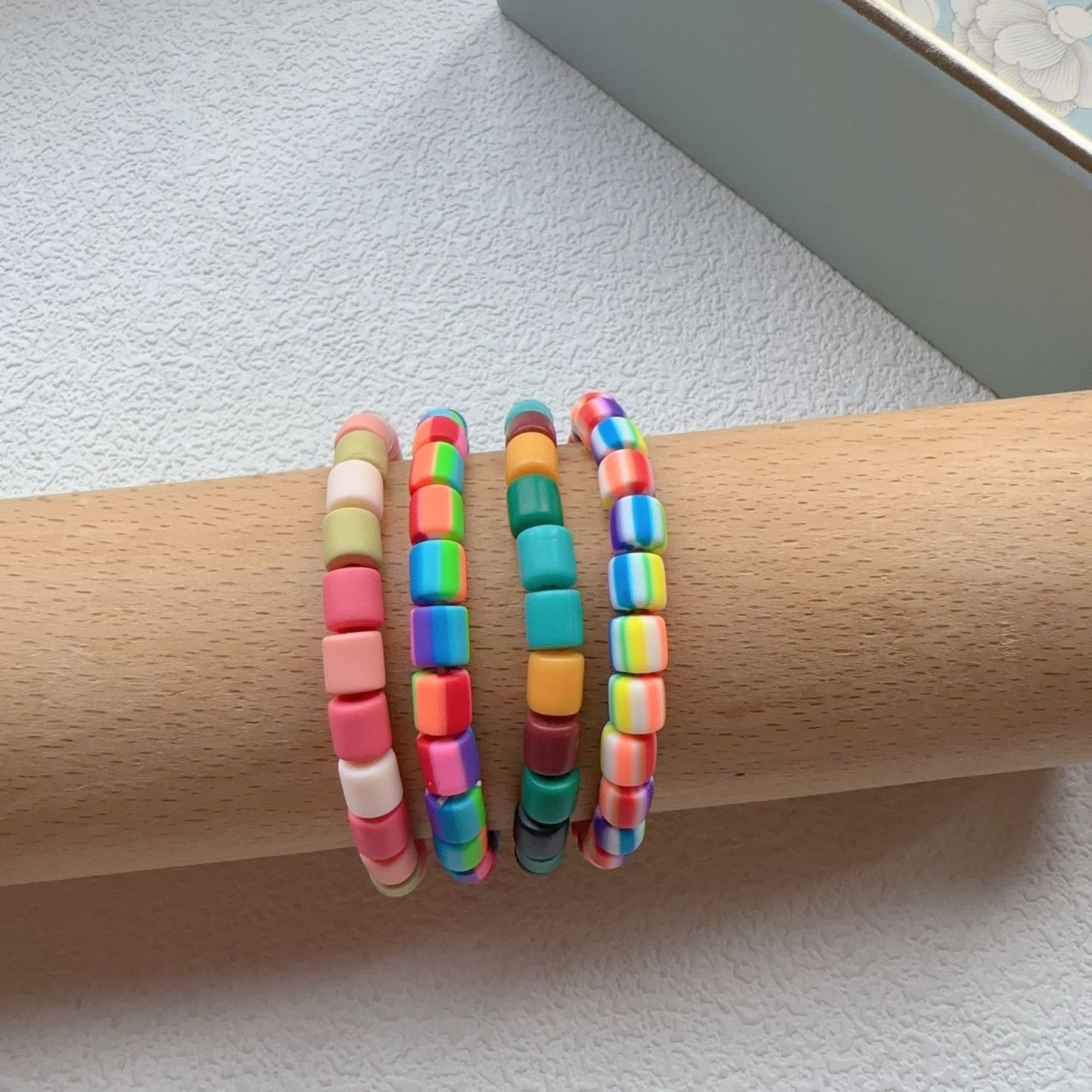 Bracelets féminins perlés en argile polymère de couleur de niche